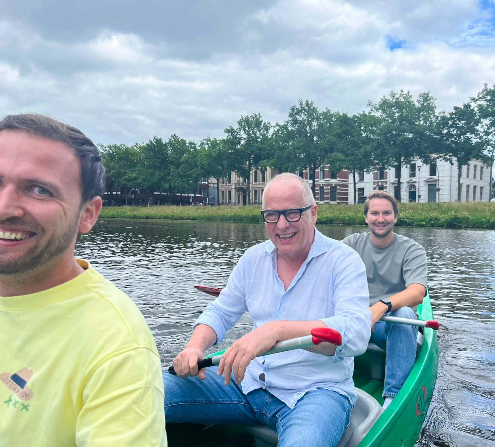Adviseur Rolf de Boer aan het werk in een kano met collega’s van dutch process innovators.