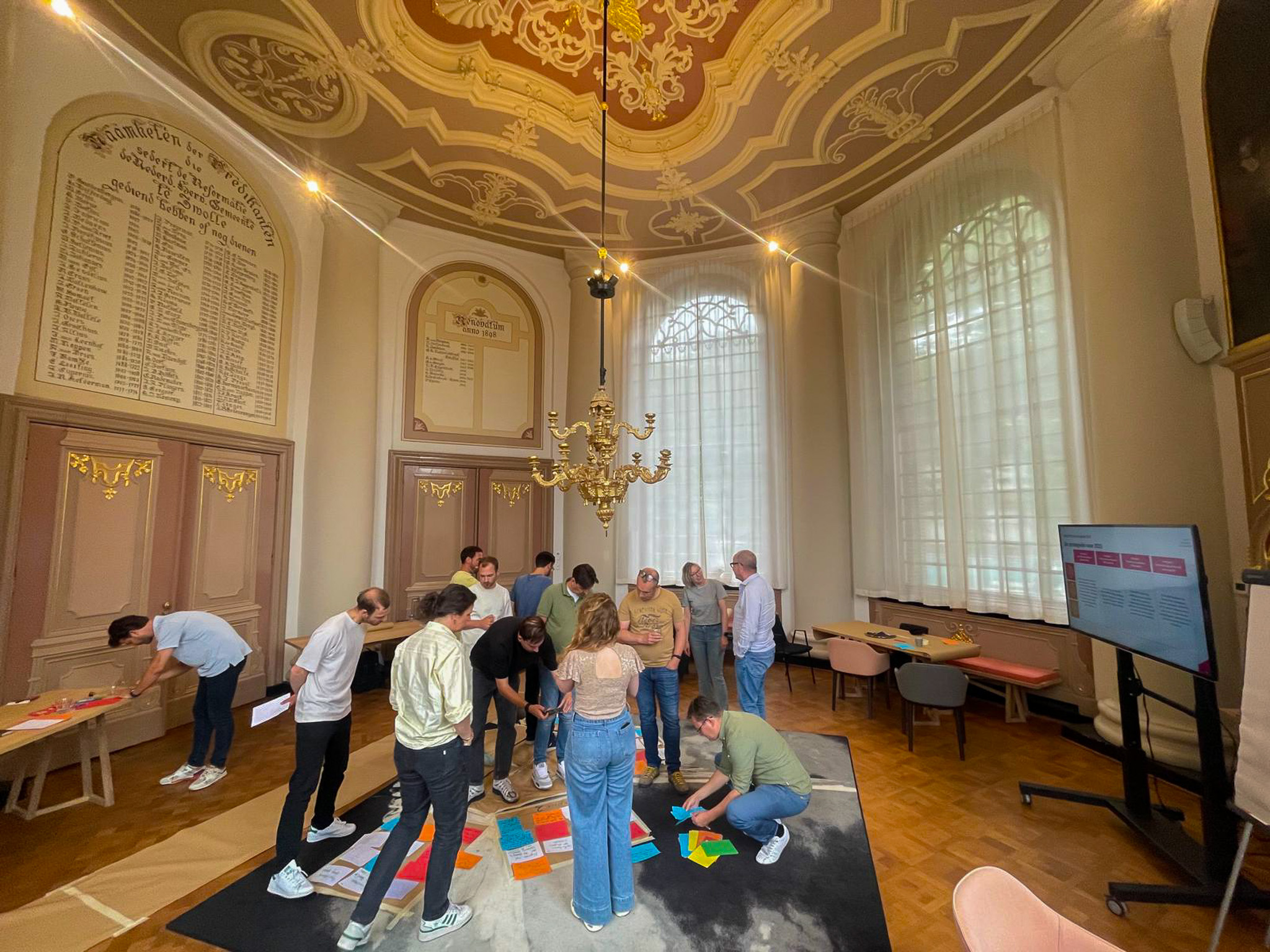 Rolf aan het werk met collega's van dutch process innovators in een tenderworkshop in aan gebouw in Zwolle