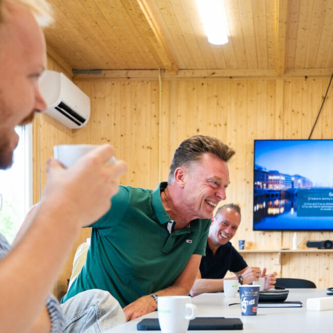 Sander, kennisleider omgeving, in gesprek met adviseurs omgeving in de bouwkeet