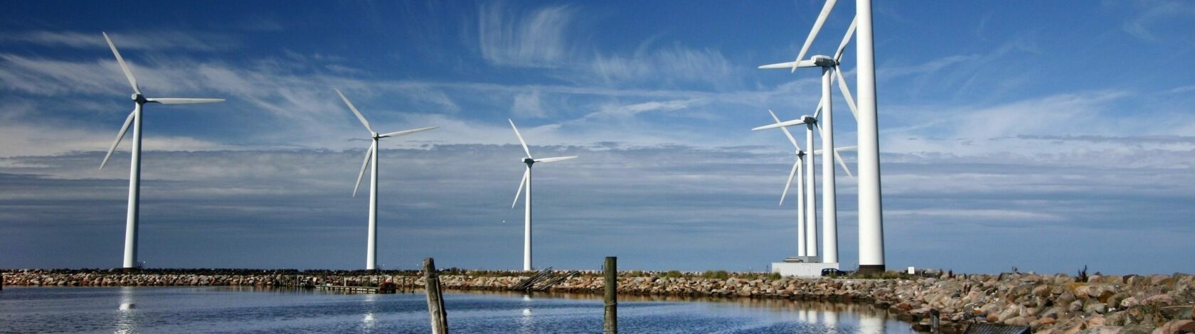 Windmolens bij het water in open veld