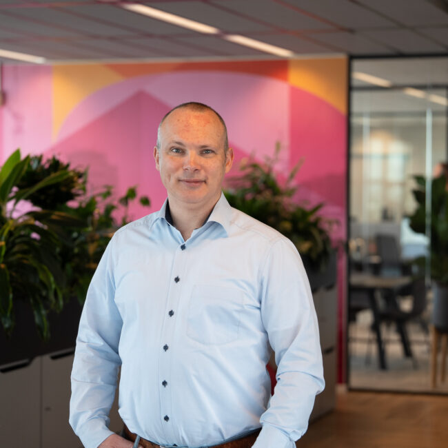 Tendermanager Ferry, lachend naar de camera