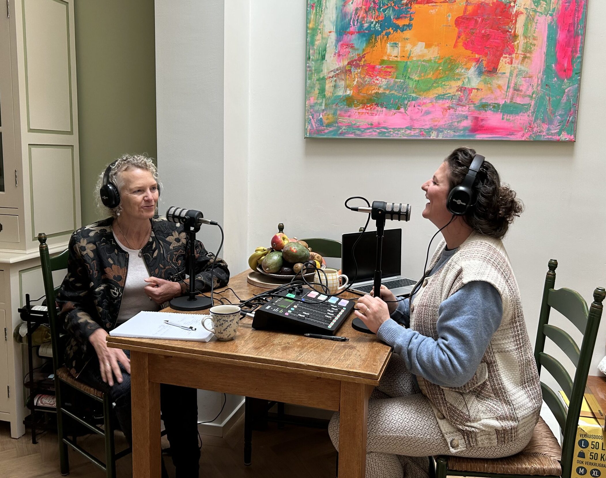 Ott Croll en Linda Reijerkerk in gesprek aan tafel tijdens de opname van de podcast Dynamiek in Techniek, met microfoons en opnameapparatuur zichtbaar.