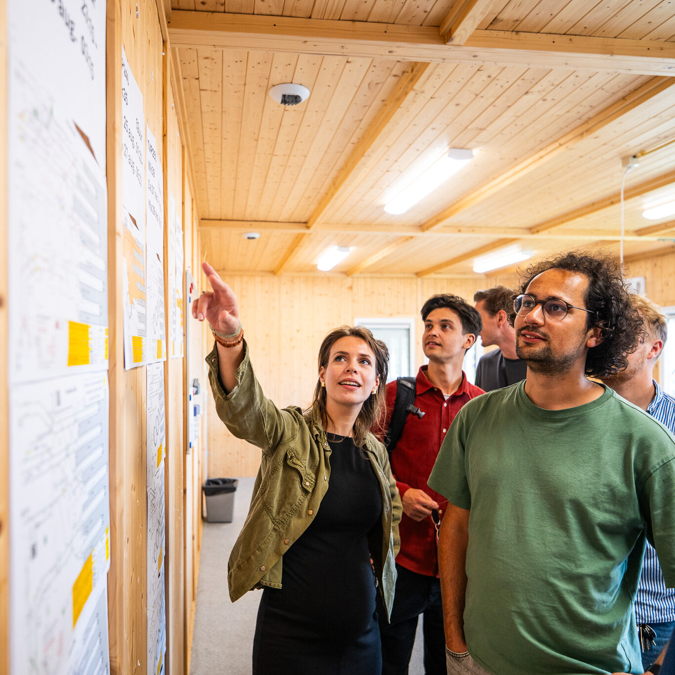 Team bespreekt standaardisatie aanbestedingsleidraden tijdens EMVI-sessie.