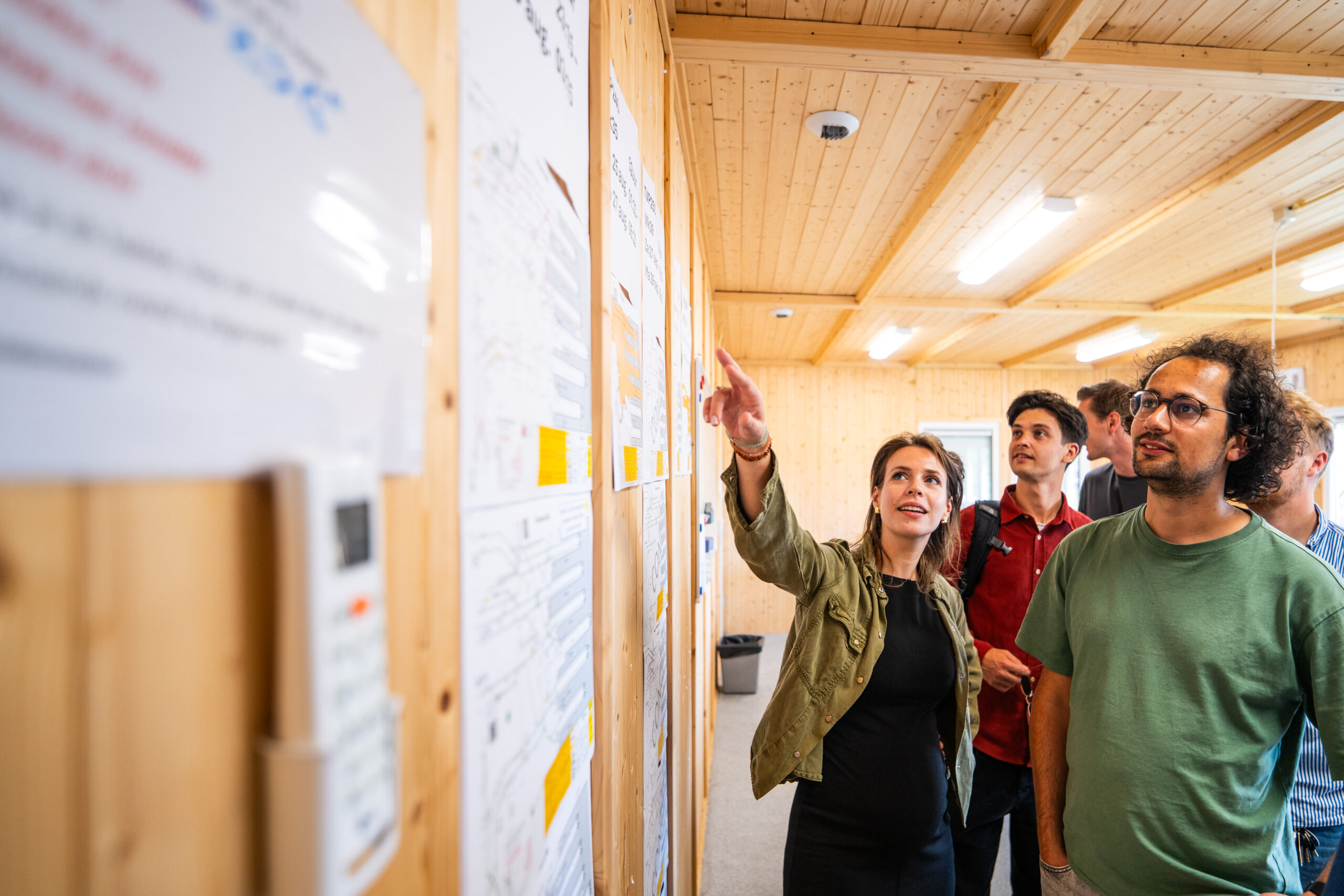 Team bespreekt standaardisatie aanbestedingsleidraden tijdens EMVI-sessie.