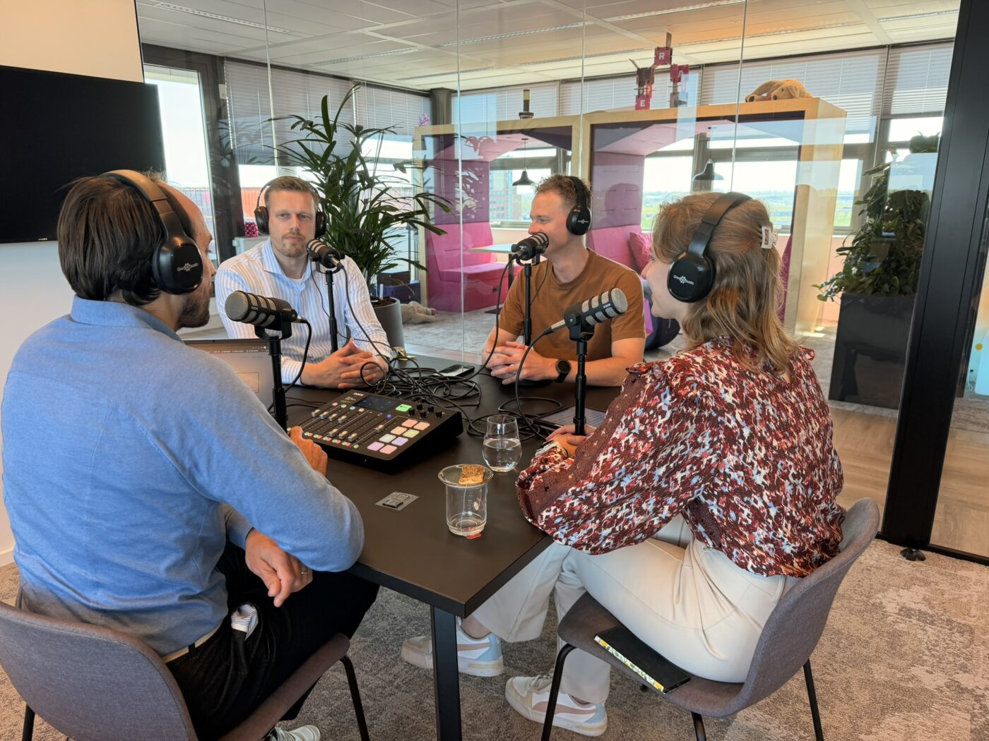 Collega’s van Dutch Process Innovators in gesprek over sociale veiligheid en de Hey ben je oké week tijdens een podcastopname.