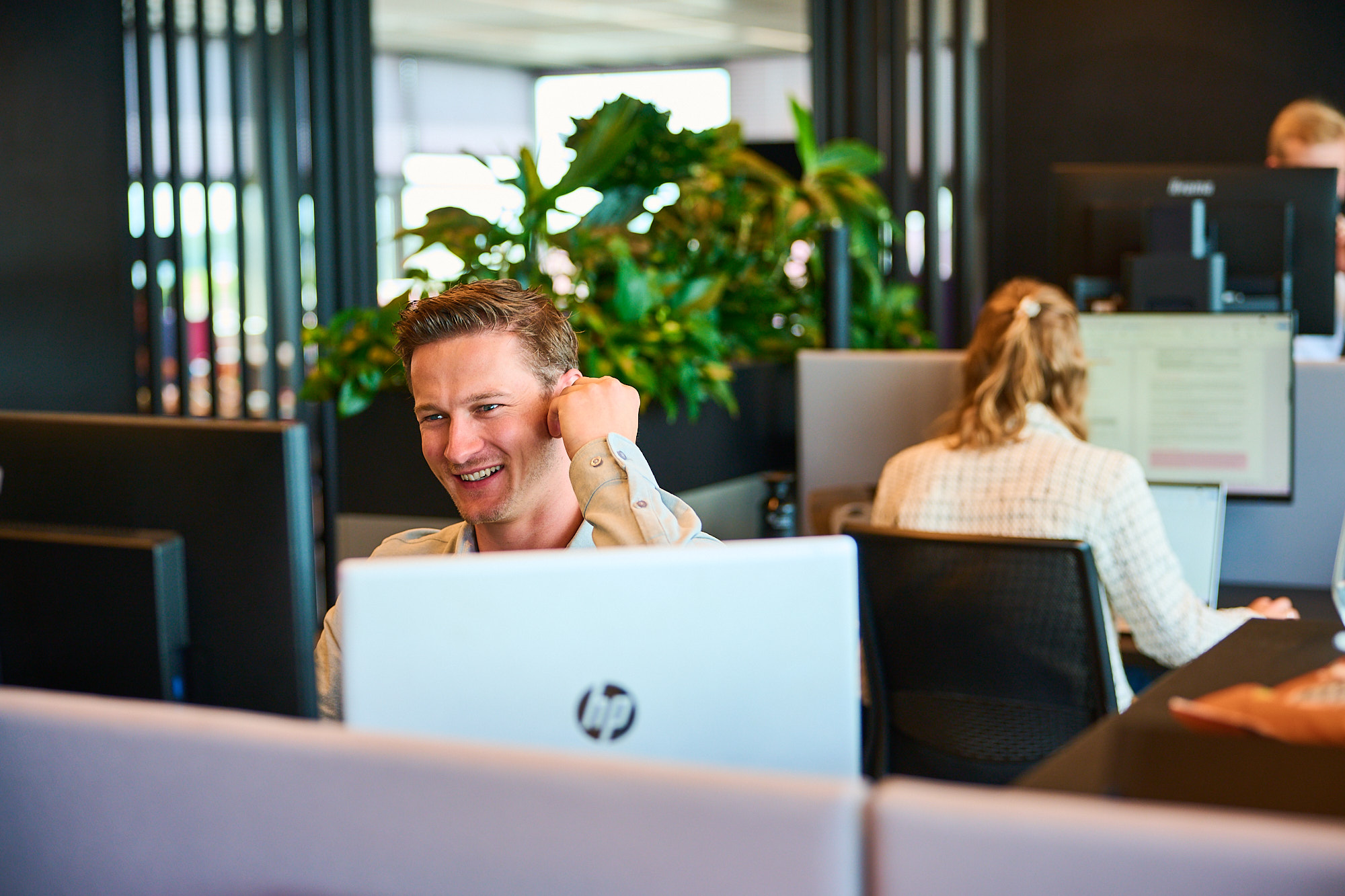 Een collega, Max, die aan het bellen is