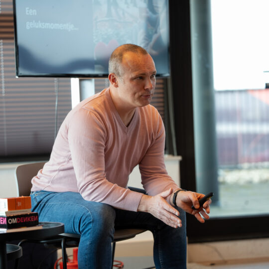 Tendermanager Ferry legt uit