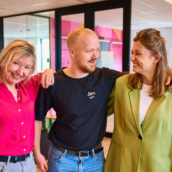 Samenwerking op kantoor - 3 mensen op een rij - interactie met elkaar