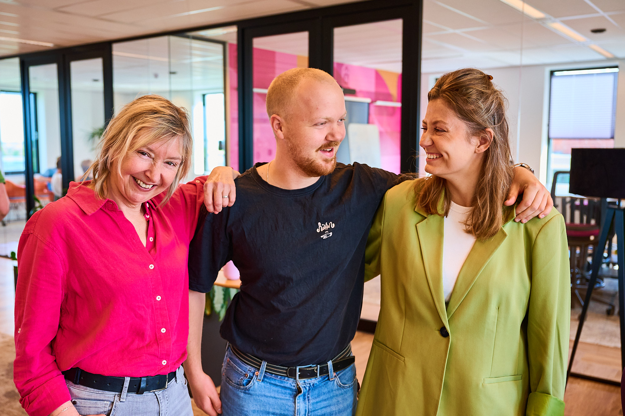 Samenwerking op kantoor - 3 mensen op een rij - interactie met elkaar