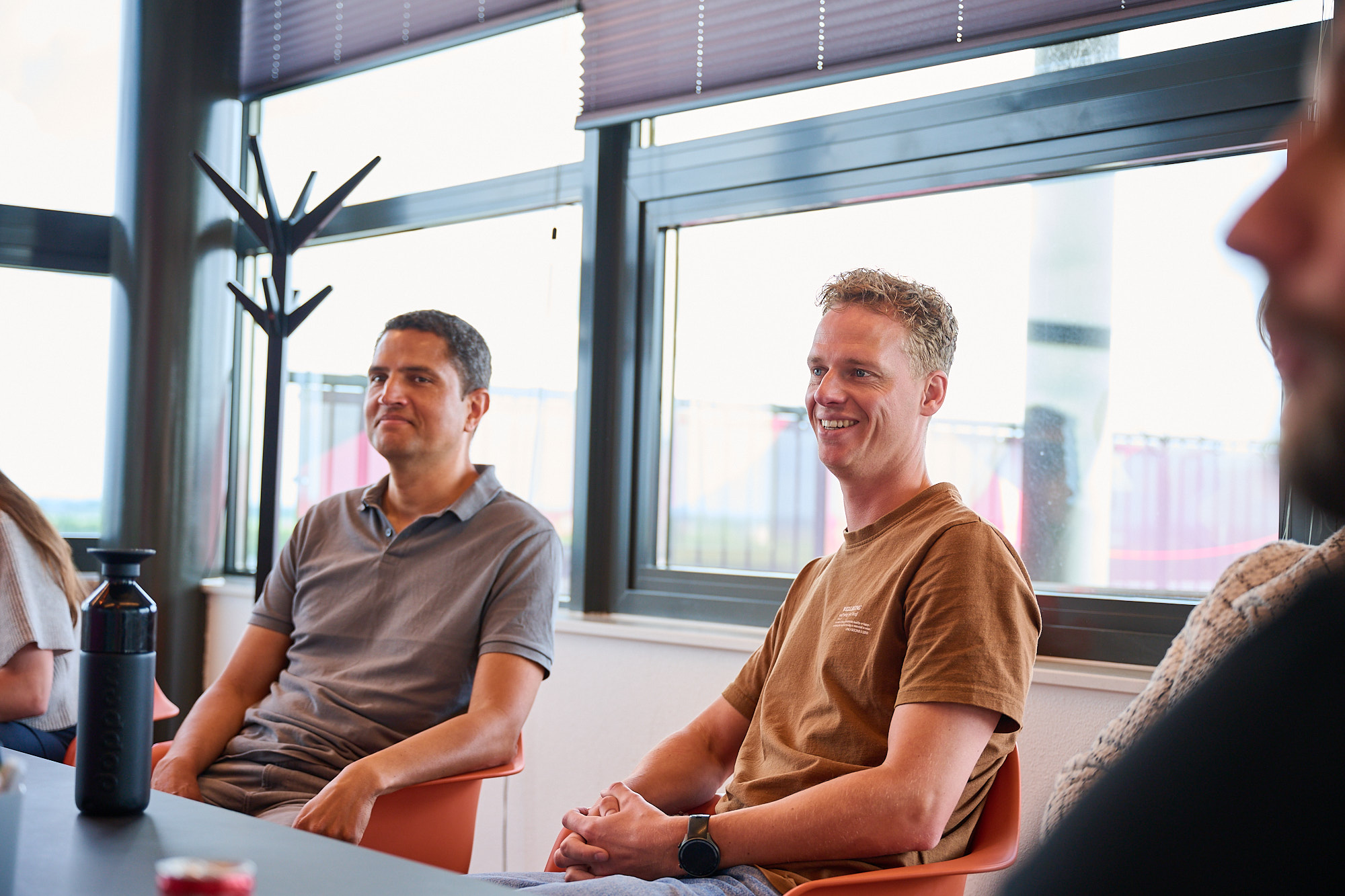 Asset collega's aan tafel aan het vergaderen