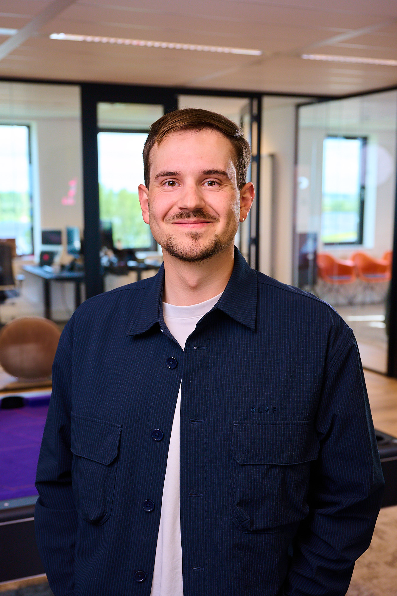 Nicholas, Adviseur Tender, lachend naar de camera