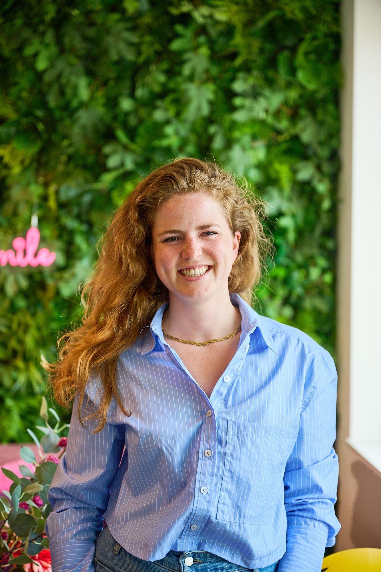 Elise, adviseur Tender, lachend naar de camera