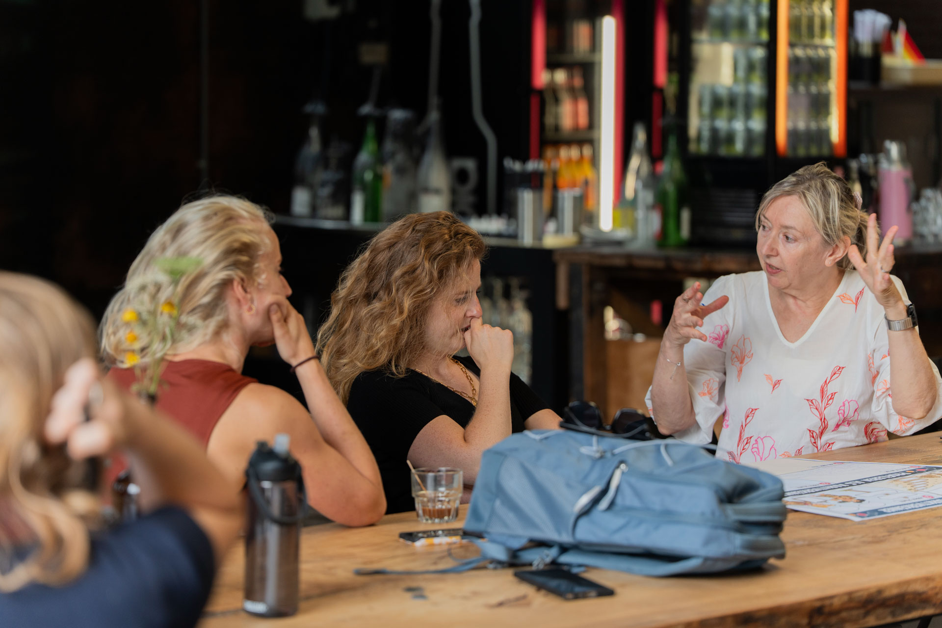 Een groep adviseurs legt een situatie uit aan de hand van handgebaren