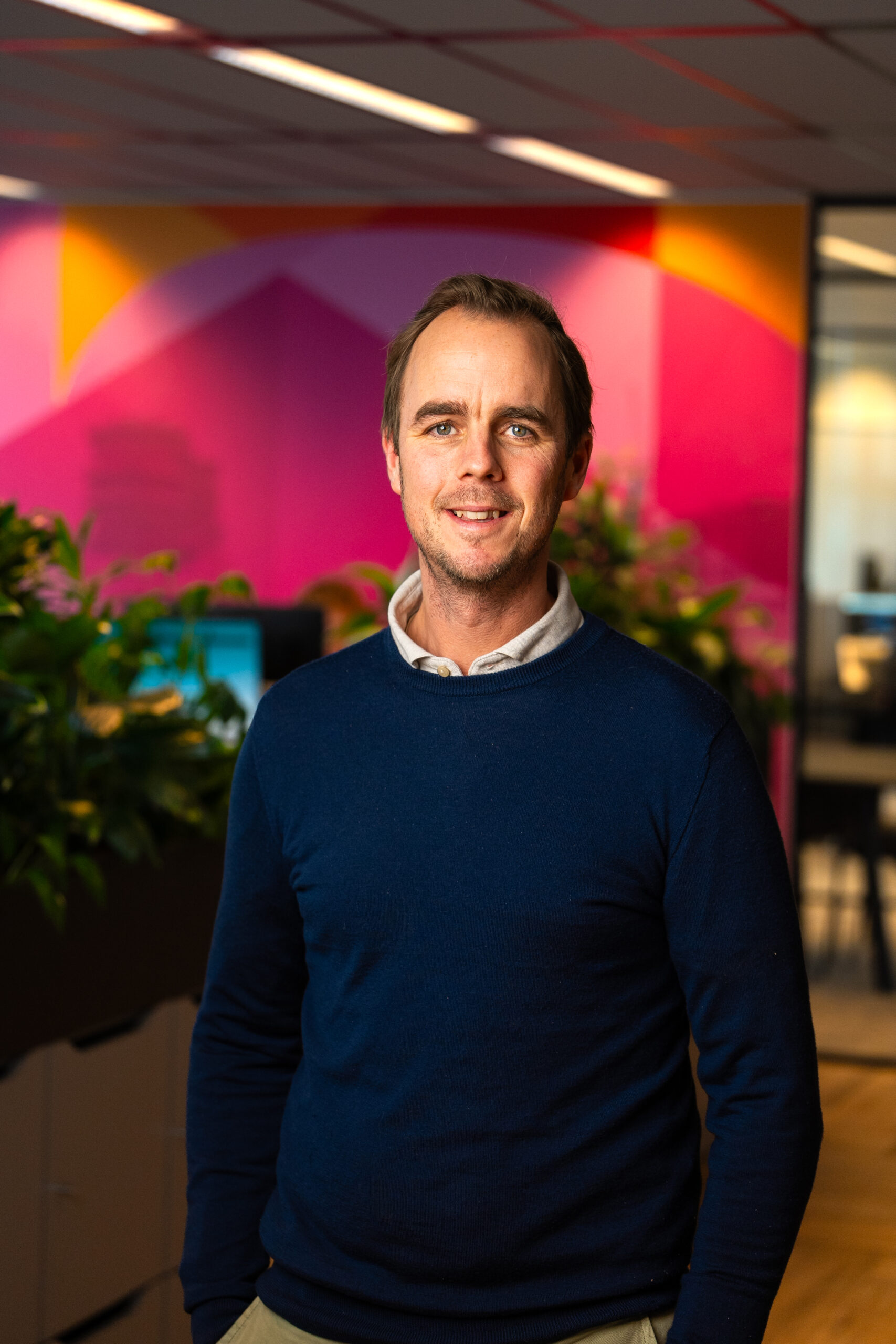 Projectmanager Kees lacht naar de camera