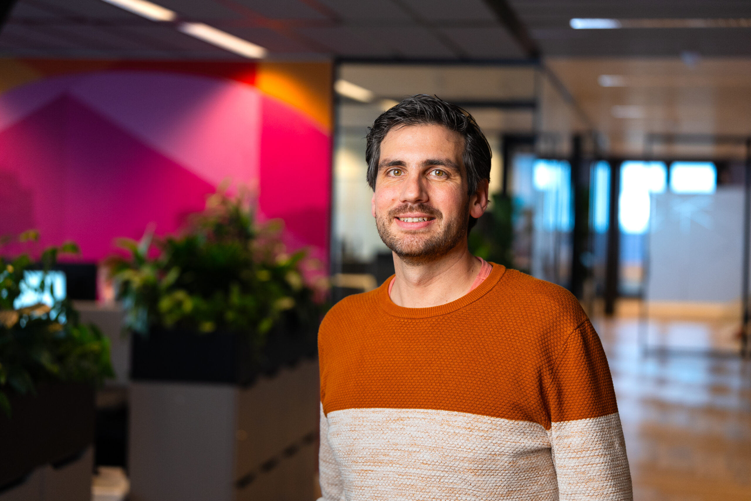 Jelle, lachend naar de foto, senior adviseur Tender