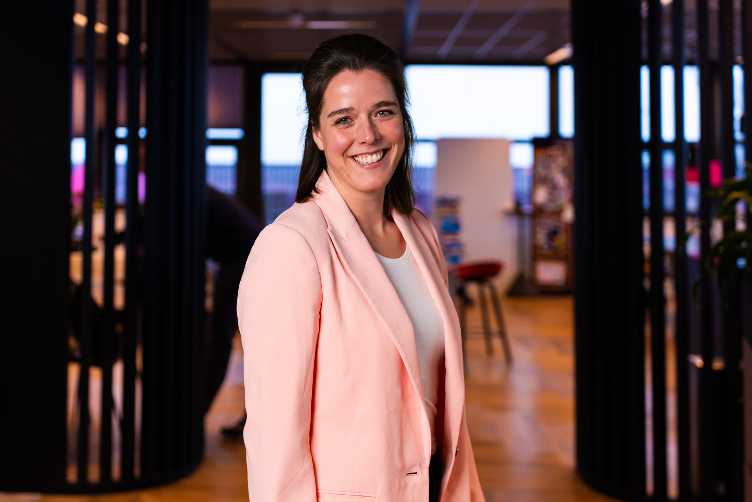 Philine adviseur samenwerking lachend op een foto