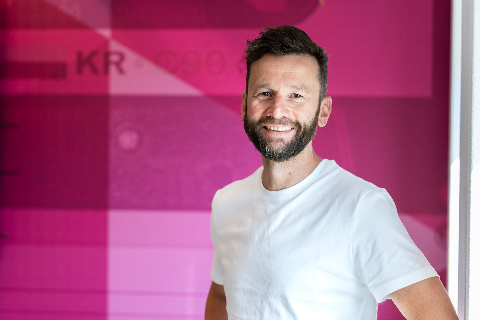Adviseur Asset David lachend op de foto