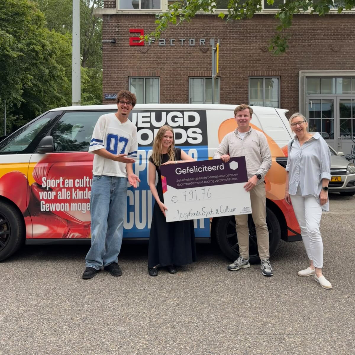 Stappenchallenge dutch process innovators - 4 mensen poseren met cheque