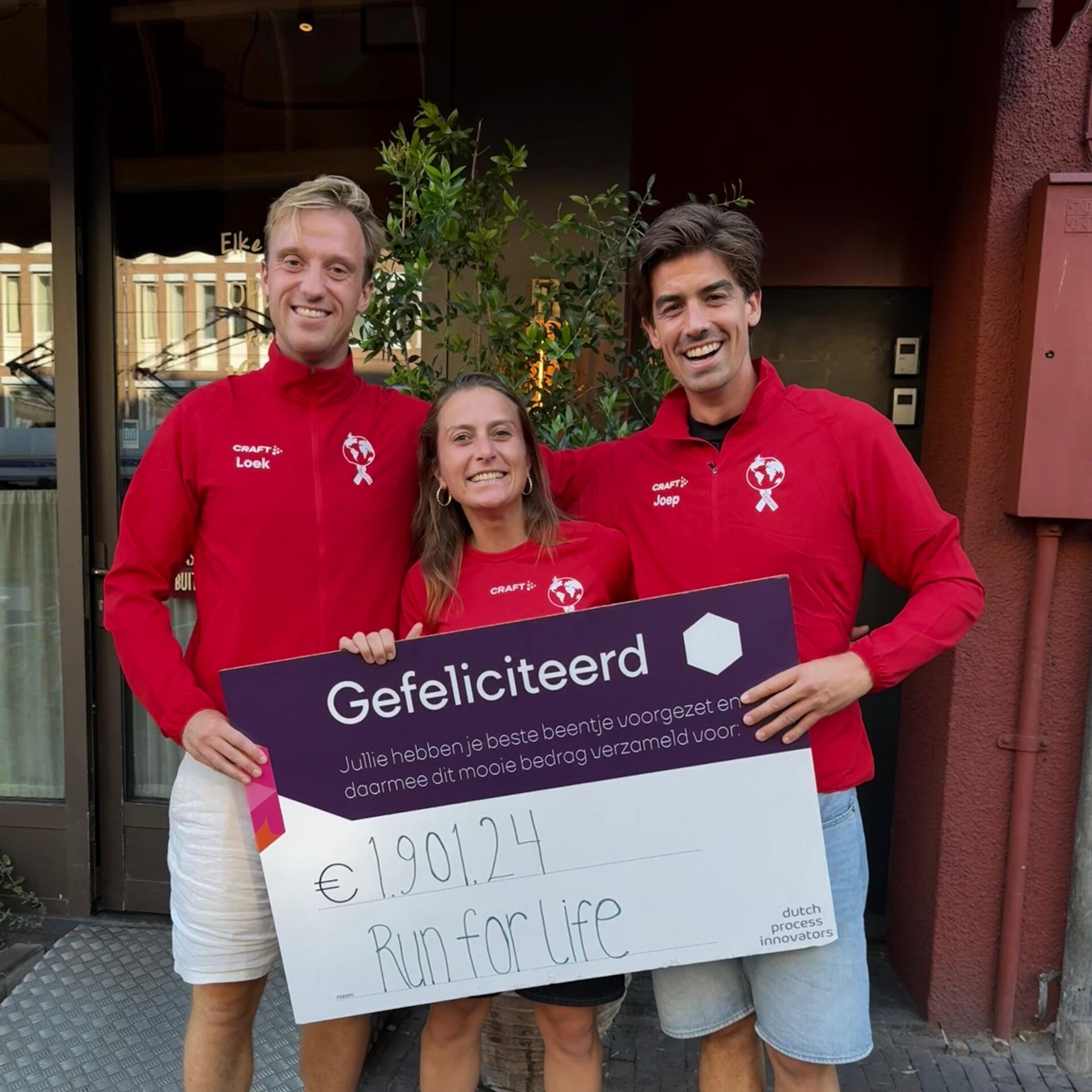 Stappenchallenge dutch process innovators - 3 mensen poseren met cheque