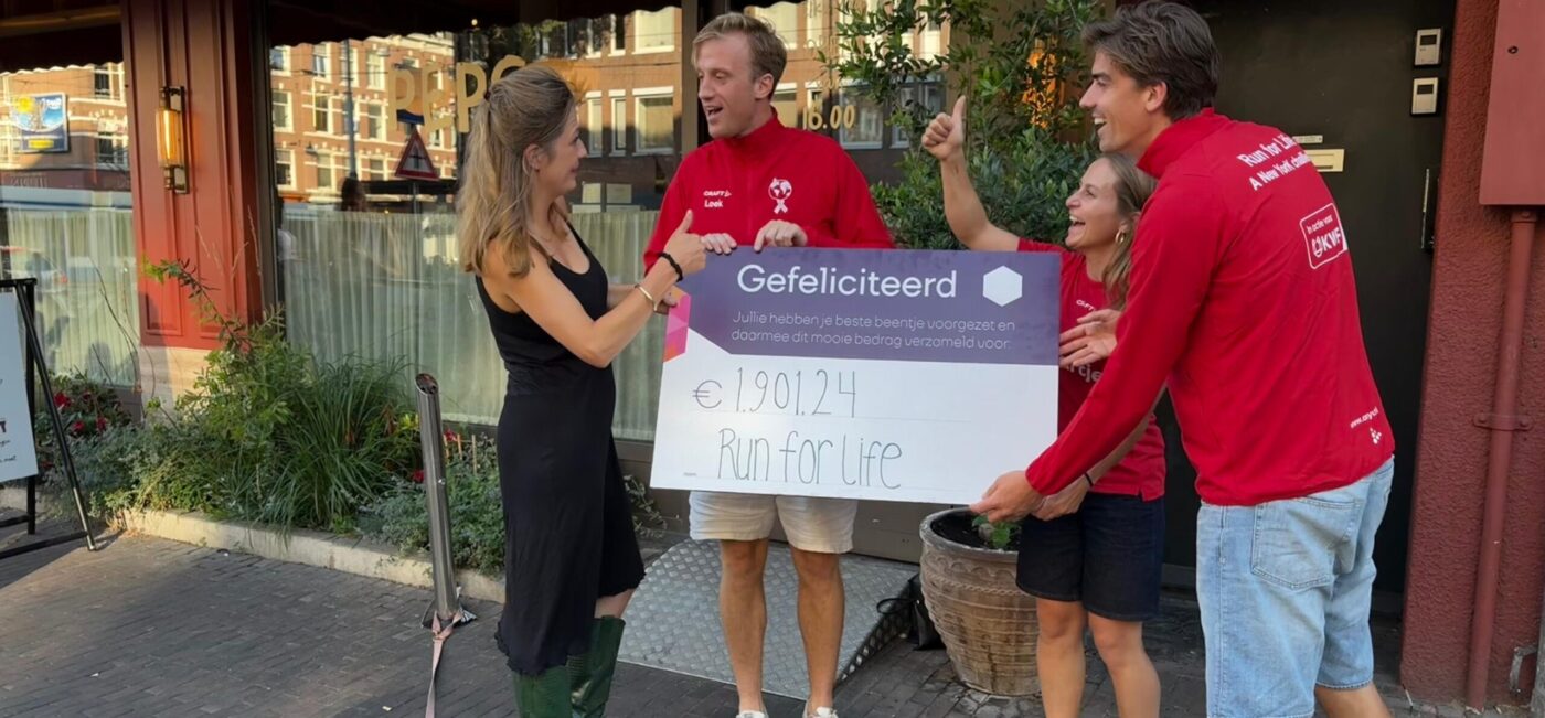 Uitdelen cheque aan het goede doel van de winnaars