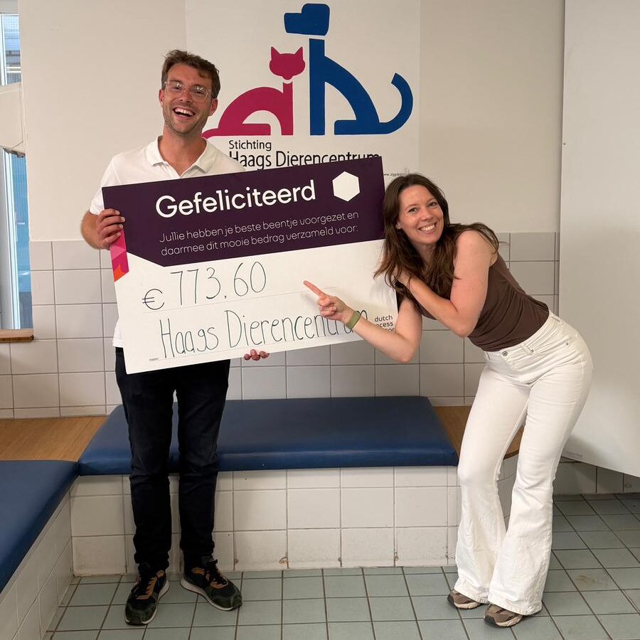 Stappenchallenge dutch process innovators - 2 mensen poseren met cheque