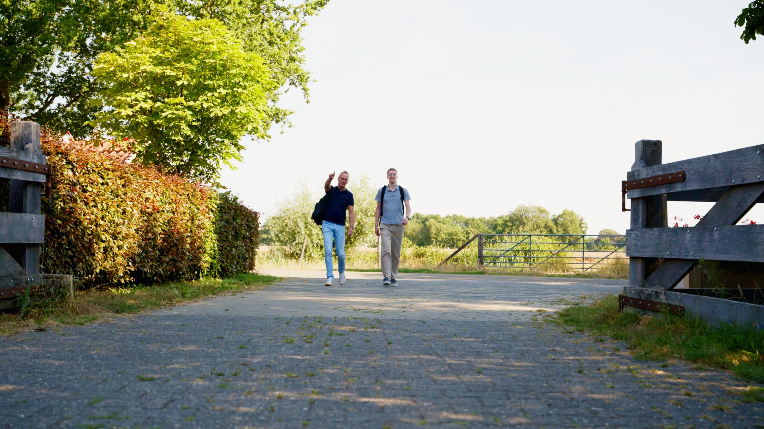 Michel en Joram lopen op 1 van de projectllocaties