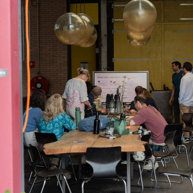 Tendercollega's aan het werk