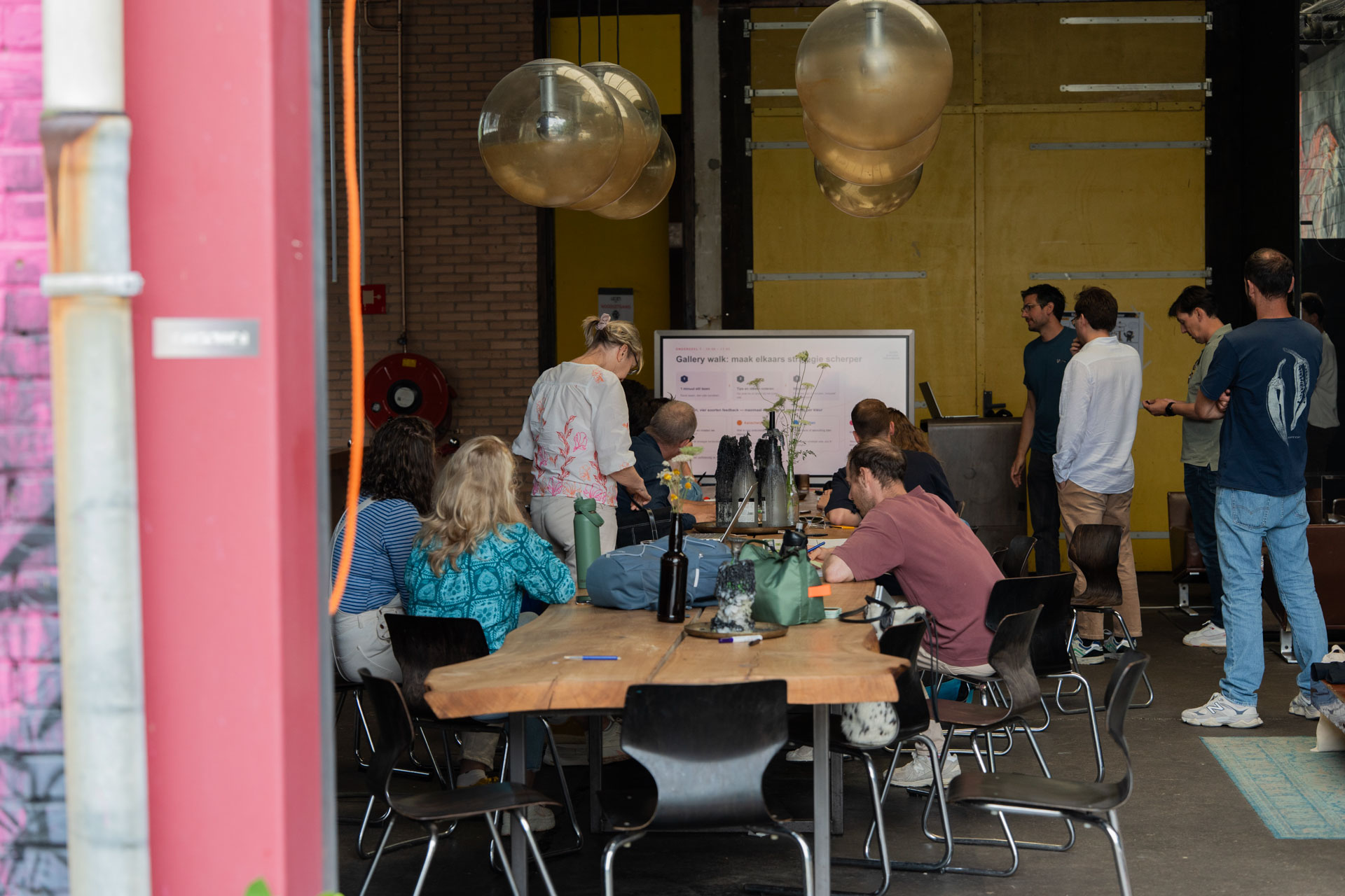 Tendercollega's aan het werk